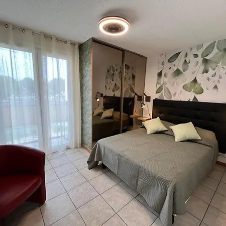 Apartment T2 Avec Loggias, Face Aux Thermes, Parking Prive, Wifi Gratuit, Animaux Admis - - Fr-1-503-138